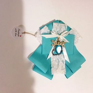 Bow brooch